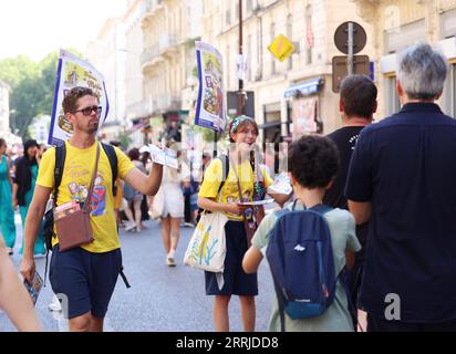 220720 -- AVIGNON, 20. Juli 2022 -- Künstler werben auf der Straße während des 76. Festival d Avignon in Avignon, Frankreich, 19. Juli 2022. Das 1947 vom französischen Regisseur Jean Vilar ins Leben gerufene Festival ist eines der bedeutendsten zeitgenössischen Veranstaltungen der darstellenden Kunst der Welt. FRANCE-AVIGNON-FESTIVAL D AVIGNON GaoxJing PUBLICATIONxNOTxINxCHN Stockfoto