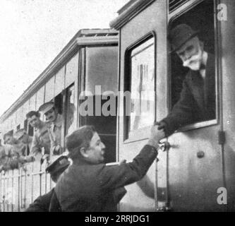 "Staatsstreich in Portugal; Staatsoberhaupt besiegt und verbannt: Im Bahnhof Entre-Campos verabschiedet sich von einem letzten Gläubigen vor der Abfahrt des Sonderzuges für die Grenze", 1917. Aus L’Album de la Guerre 1914-1919, Band 2 [L’Illustration, Paris, 1924]. Stockfoto