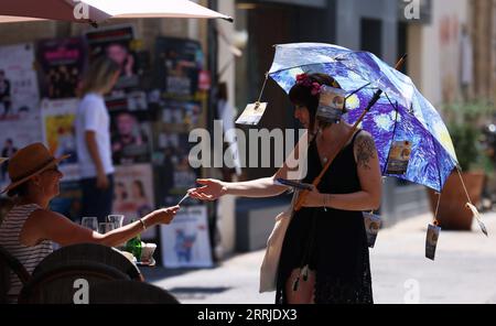 220720 -- AVIGNON, 20. Juli 2022 -- eine Künstlerin fördert ihr Drama auf der Straße während des 76. Festival d Avignon in Avignon, Frankreich, 19. Juli 2022. Das 1947 vom französischen Regisseur Jean Vilar ins Leben gerufene Festival ist eines der bedeutendsten zeitgenössischen Veranstaltungen der darstellenden Kunst der Welt. FRANCE-AVIGNON-FESTIVAL D AVIGNON GaoxJing PUBLICATIONxNOTxINxCHN Stockfoto