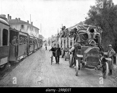 "Französische Truppen in Italien; zwei Konvois auf der Straße von Brescia nach Verona: Links ein Elektrozug mit italienischen Truppen; rechts Straßenkraftwagen, die französische Truppen transportieren", 1917. Aus L’Album de la Guerre 1914-1919, Band 2 [L’Illustration, Paris, 1924]. Stockfoto