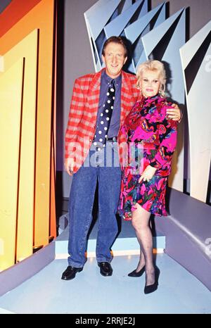 Mike Krüger, deutscher Sänger, Schauspieler und Komiker, Moderator der SAT 1 Rateshow: Punkt Punkt Punkt, hier mit Hollywood Diva Zsa Zsa Gabor als Show Gast, um 1995. Stockfoto