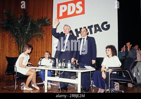 Die erste und letzte freie Wahl der DDR Volkskammer, Wahltag am 18. März 1990, Hans Modrow, Vorsitzender des Ministerrats der DDR mit Gregor Gysi, Rechtsanwalt und Vorsitzender der SED, die im Jahr 1990 in PDS Partei umbenannt wurde. Stockfoto