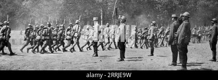 'Unsere rumänischen Alliierten; das 'Arges' 4. Infanterieregiment, das deutsche Linien in Marasti infiltrierte und dessen Flagge verziert war, Parade vor General Averescu, Oberbefehlshaber der rumänischen Armee', 1917. Aus L’Album de la Guerre 1914-1919, Band 2 [L’Illustration, Paris, 1924]. Stockfoto