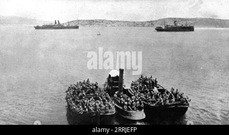 "Les Evenements de Grece; Le 12 juin 1917, A 13 heures, en rade de Salamine, les premieres troupes francaises de debarquement sont transportees a terre", 1917. Erster Weltkrieg: Ereignisse in Griechenland; die ersten französischen Landungstruppen werden an Land transportiert, Bucht von Salamis, 13 Uhr, 12. Juni 1917. Aus L’Album de la Guerre 1914-1919, Band 2 [L’Illustration, Paris, 1924]. Stockfoto