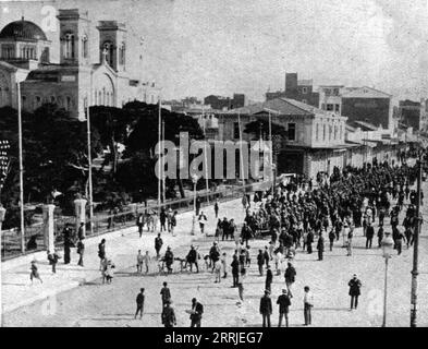 "Les Evenements de Grece; Le 13 juin: nos Detachements d'infanterie dans les rues du Piree, ou ils vont camper sur les Places et occuper les carrefours", 1917. Erster Weltkrieg: Ereignisse in Griechenland; 'unsere Infanterieeinheiten in den Straßen von Piräus', wo sie auf den Plätzen lagern und die Kreuzung besetzen werden, 13. Juni 1917. Aus L’Album de la Guerre 1914-1919, Band 2 [L’Illustration, Paris, 1924]. Stockfoto