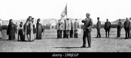 "Les Evenements de Grece; La presentation de serment au roi Alexandre, sur le Champ de Mars: le General Miliotis Comninos, Kommandant le 1st Corps d'armee, invite les troupes venizelistes et royalistes a abolir le Souvenir de leurs dissensions pour ne songer qu'a la grandeur de la Grece", 1917. Erster Weltkrieg: Ereignisse in Griechenland; die Übergabe des Eid an König Alexander auf dem Mars: General Miliotis Comninos, der das 1. Armeekorps kommandiert, lädt die Venizelistischen und royalistischen Truppen ein, ihre Differenzen beizulegen und nur an die Größe Griechenlands zu denken. Aus L'Album de la Stockfoto