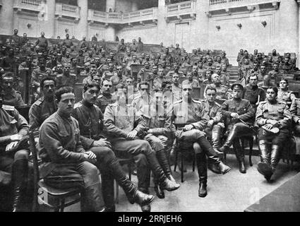 'Les Soubresauts de la Russie; Au palais de Tauride: Une s&#xe9;ance du Congres des delegues des armees du Front qui se termina par le vote d'une Resolution en faveur de la guerre &lt;&lt;menee jusqu'au bout pour une paix comportant de justes Reparations&gt;&gt;&gt;', 1917. Umwälzungen in Russland: Im Tauridenpalast: Eine Sitzung des Kongresses der Delegierten der Armeen der Front, die mit der Abstimmung einer Resolution für den (Ersten Weltkrieg) Krieg endete, der „bis zum Ende für einen Frieden einschließlich gerechter Reparationen durchgeführt“ wurde. Aus L'Album de la Guerre 1914-1919, Volume 2 [L'Il Stockfoto