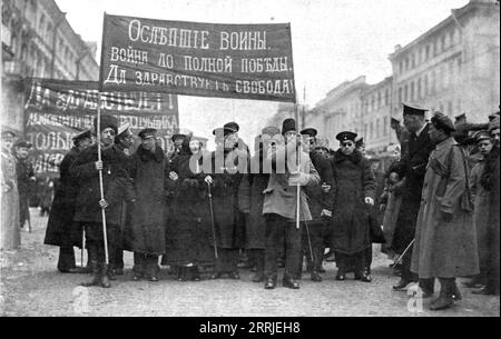 „Les Soubresauts de la Russie; Une contre-Manifestation patriotique: Des aveugles de guerre, guid&#xe9;s par une infiermiere, promenent a travers Petrograd Cette Inschrift: &Lt;&lt;La guerre jusqu'a la victoire Complete! Vive la Libert&#xe9;!&gt;&gt;', 1917. Umwälzungen in Russland: Patriotische Gegendemonstration: Im Krieg geblendete Männer, geführt von einer Krankenschwester, laufen durch Petrograd mit den Losungen: "Krieg bis zum vollständigen Sieg! Lange lebe Freiheit!“. Aus L’Album de la Guerre 1914-1919, Band 2 [L’Illustration, Paris, 1924]. Stockfoto