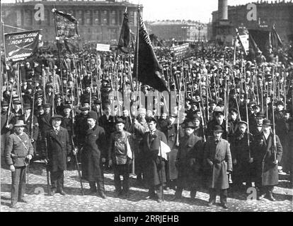 „Les Soubresauts de la Russie; Le Debüt des gardes rouges: Une Manifestation de la &lt;&lt;milice nationale&gt;&gt; des ouvriers qui, apres avoir envahi et pill&#xe9; l'arsenal, se sont refus&#xe9;s a Rendre les armes don t ils&#etaieempar“, 1917 Umwälzungen in Russland: Der Beginn der Roten Garde: Eine Demonstration der "nationalen Miliz" der Arbeiter, die sich nach der Invasion und Plünderung des Waffenarsenals weigerten, die von ihnen beschlagnahmten Waffen aufzugeben. Aus L’Album de la Guerre 1914-1919, Band 2 [L’Illustration, Paris, 1924]. Stockfoto