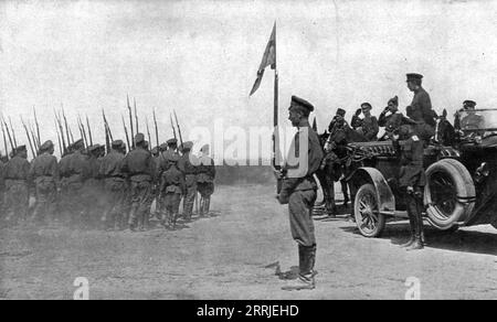 "Les Soubresauts de la Russie; Avant l'offensive russe de juillet 1917: Des troupes defilent en bon ordre devant l'Automobile de Kerensky, devenu ministre de la Guerre et de la Marine; un enfant adopte&#xe9; par le Regiment EST align&#xe9; avec les soldats", 1917. Russland in der Krise: Vor der russischen Offensive im Juli 1917 marschieren Truppen an Kriegsminister Kerenskis Auto und der Marine vorbei. Aus L’Album de la Guerre 1914-1919, Band 2 [L’Illustration, Paris, 1924]. Stockfoto