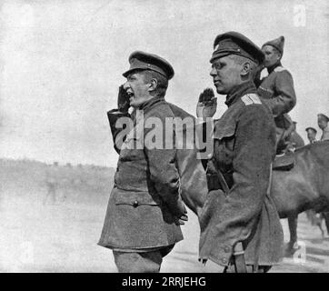 "Les Soubresauts de la Russie; Kerensky, au cours d'une Revue sur le Front, repond aux acclamations des hommes", 1917. Umwälzungen in Russland: Kerenski reagiert während einer Überprüfung an der Front auf die Jubelrufe der Männer. Aus L’Album de la Guerre 1914-1919, Band 2 [L’Illustration, Paris, 1924]. Stockfoto