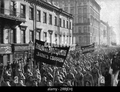 'Les Soubresauts de la Russie; des soldats patriotes se rendent a la Douma portant un panneau ou ils ont ecrit: &Lt;&lt;La victoire sur Guillaume EST la Gage de la Libert&#xe9;.&gt;&gt;', 1917. Umwälzungen in Russland: Patriotische Soldaten gehen in die Duma und tragen ein Banner mit dem Slogan: „Sieg über William ist das Versprechen der Freiheit“. Aus L’Album de la Guerre 1914-1919, Band 2 [L’Illustration, Paris, 1924]. Stockfoto