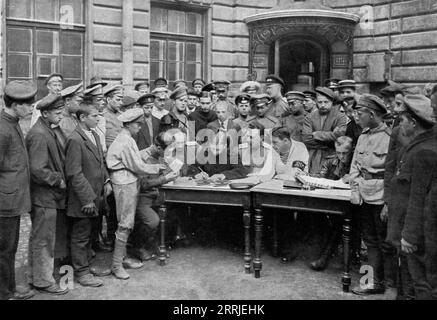 "Les Soubresauts de la Russie; UN Bureau de recrutement pour Engages volontaires a Petrograd, en juillet et aout 1917: tandis que l'armee reguliere se desagregeait, des jeunes gens de 16 a 17 ans Venaient prendre les armes dans les bataillons speciaux appeles &lt;&lt;Bataillons de la Mort&gt;&gt;, donnant a leurs aines un exemple qui devait etre malheureusement inutile', 1917. Umwälzungen in Russland: „Ein Rekrutierungsbüro für Freiwillige in Petrograd: Während die reguläre Armee zerfiel, kamen junge Menschen im Alter von 16 bis 17 Jahren, um in den Spezialbataillonen, die „Death Battalions&qu“ genannt werden, Waffen aufzunehmen Stockfoto