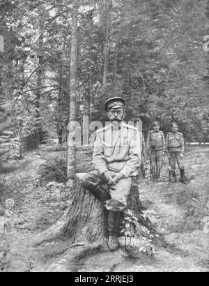 "Le prisonnier de Tsarskoie-Selo; L'empereur dechu et ses gardiens dans le parc de l'ancien Chateau Imperial, d'ou il fut dirig&#xe9;, le 13 aout 1917, sur Tobolsk, en Siberie", 1917. Russische Revolution: „Der Gefangene von Zarskoje Selo; der abgesetzte Kaiser (Zar Nikolaus II) und seine Wächter im Park der ehemaligen Kaiserburg, von wo er am 13. August 1917 nach Tobolsk in Sibirien gebracht wurde“. (Die russische Königsfamilie wurde im Alexanderpalast von Zarskoje Selo unter Hausarrest gestellt, bevor sie am 17. Juli 1918 von einem Erschießungskommando in Jekaterinburg hingerichtet wurde. Aus L'Album de la Stockfoto