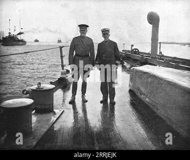 "Les Premiers Contingents Americains en France; Le General Pershing et le Vice-amiral americain Gleaves, a bord d'un des navires de guerre convoyeurs", 1917. Erster Weltkrieg: Die ersten amerikanischen Kontingente kommen in Frankreich an; General Pershing und Vizeadmiral Gleaves an Bord eines Kriegsschiffes. Aus L’Album de la Guerre 1914-1919, Band 2 [L’Illustration, Paris, 1924]. Stockfoto