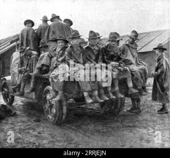 'L'Installation en France de L'Avant-Garde Americaine; UN groupe en manteau de pluie amen&#xe9; en camion', 1917. Erster Weltkrieg: Die amerikanische Vorhut kommt in Frankreich an; eine Gruppe in Regenmänteln kommt mit dem LKW an. Aus L’Album de la Guerre 1914-1919, Band 2 [L’Illustration, Paris, 1924]. Stockfoto