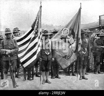 L'Installation en France de L'Avant-Garde Americaine; Les deux drapeaux du 16th d'infanterie americain, 1917. Erster Weltkrieg: Die amerikanische Vorhut kommt in Frankreich an; die beiden Flaggen der 16. US-Infanterie. Aus L’Album de la Guerre 1914-1919, Band 2 [L’Illustration, Paris, 1924]. Stockfoto