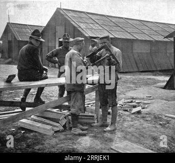 L'Installation en France de L'Avant-Garde Americaine; Premier Contact pacifique entre Americains et Allemands, 1917. Erster Weltkrieg: Die amerikanische Vorhut kommt in Frankreich an; erster friedlicher Kontakt zwischen Amerikanern und Deutschen. (Die Deutschen sind Kriegsgefangene). Aus L’Album de la Guerre 1914-1919, Band 2 [L’Illustration, Paris, 1924]. Stockfoto