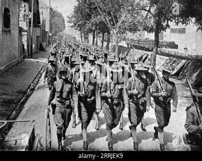 „Les Premiers Contingents Americains en France; EN Route pour le cantonnement“, 1917. Erster Weltkrieg: Die ersten amerikanischen Kontingente in Frankreich; auf dem Weg zum Kanton (Militärlager). Aus L’Album de la Guerre 1914-1919, Band 2 [L’Illustration, Paris, 1924]. Stockfoto