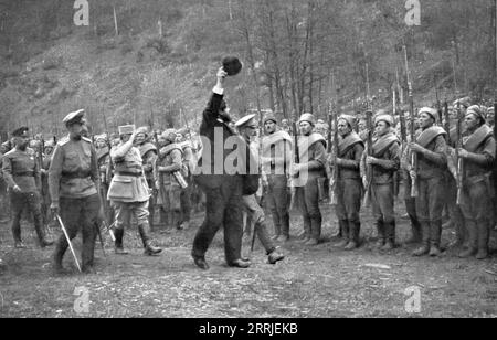 "Les Soubresauts de la Russie; Au retour d'un voyage de propagande en Russie, le ministre socialiste francais Albert Thomas, accompagn&#xe9; du General Kornilof, passe, le 26 mai 1917, sur le Front des Troupes russes, dans les Carpathes, et fait acclamer la guerre jusqu'a", 1917. Umwälzungen in Russland: Der französische sozialistische Minister Albert Thomas, begleitet von General Kornilof, besucht russische Truppen an der Front in den Karpaten und ruft zum Krieg bis zum Sieg am 26. Mai 1917 auf. Aus L’Album de la Guerre 1914-1919, Band 2 [L’Illustrat Stockfoto