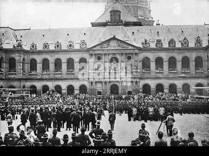 Unabhängigkeitstag in Paris; am 4. Juli 1917, dem Beginn der französisch-amerikanischen Feierlichkeiten: Gegeben an General Pershing im Innenhof von Les Invalides, Flagge der Stadt Le Puy und Nachkommen der Franzosen, die am Unabhängigkeitskrieg teilnahmen', 1917. Aus L’Album de la Guerre 1914-1919, Band 2 [L’Illustration, Paris, 1924]. Stockfoto