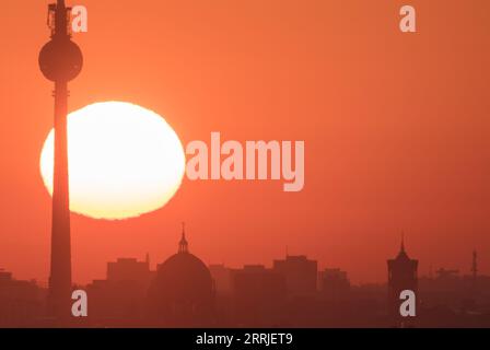 Berlin, Deutschland. September 2023. Die Sonne geht über Berlin neben dem Fernsehturm auf. Quelle: Ralf Hirschberger/dpa/Alamy Live News Stockfoto