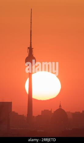 Berlin, Deutschland. September 2023. Die Sonne geht über Berlin neben dem Fernsehturm auf. Quelle: Ralf Hirschberger/dpa/Alamy Live News Stockfoto