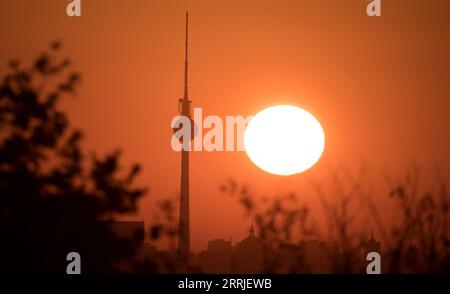 Berlin, Deutschland. September 2023. Die Sonne geht über Berlin neben dem Fernsehturm auf. Quelle: Ralf Hirschberger/dpa/Alamy Live News Stockfoto