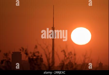 Berlin, Deutschland. September 2023. Die Sonne geht über Berlin neben dem Fernsehturm auf. Quelle: Ralf Hirschberger/dpa/Alamy Live News Stockfoto