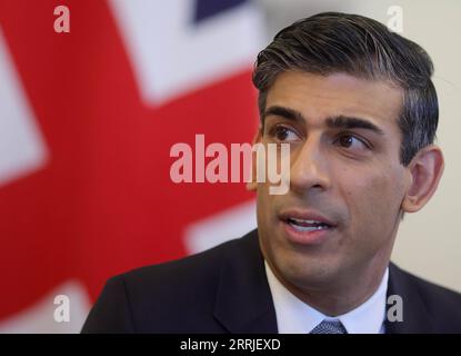 220720 -- LONDON, 20. Juli 2022 -- Aktenfoto vom 23. März 2022 zeigt den ehemaligen britischen Finanzminister Rishi Sunak, der an der Kabinettssitzung des Premierministers in der 10 Downing Street in London teilnimmt. Der ehemalige britische Schatzkanzler Rishi Sunak und Außenminister Liz Truss traten am 20. Juli als die beiden letzten Kandidaten im Tory-Führungsrennen des Landes auf. /Handout über Xinhua-DATEI-BRITAIN-LONDON-LEADERSHIP RACE-FINAL ZWEI KANDIDATEN AndrewxParsons/Nr.x10xDowningxStreet PUBLICATIONxNOTxINxCHN Stockfoto