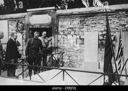 "La Visite de Pershing a La Fayette; Le General, devant la tombe de La Fayette: A sa droite, en vetements civils, le marquis de Chambrun, deput&#xe9; de la Lozere, descendant de La Fayette, qui avait partie de la Mission Joffre-Viviani aux Etats-Unis", 1917. Erster Weltkrieg: Besuch von General Pershing in Lafayette; links ist der Marquis de Chambrun, Abgeordneter von Lozere, Nachfahre von Lafayette, der Teil der Joffre-Viviani-Mission in den Vereinigten Staaten war. Aus L’Album de la Guerre 1914-1919, Band 2 [L’Illustration, Paris, 1924]. Stockfoto