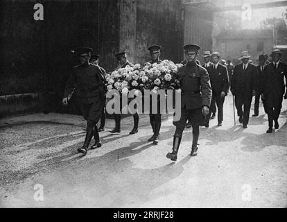 "La Visite de Pershing a La Fayette; Soldats americains portant la couronne que le General va deposer sur la tombe de La Fayette, au cimetiere de Picpus", 1917. Erster Weltkrieg: Besuch von General Pershing im Grab von Lafayette; US-Soldaten tragen den Kranz, den der General auf Lafayettes Grab auf dem Picpus-Friedhof (Paris) platzieren wird. Aus L’Album de la Guerre 1914-1919, Band 2 [L’Illustration, Paris, 1924]. Stockfoto