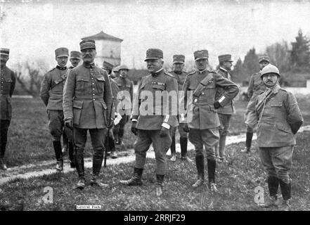 'Sur le Front Italien; Avant l'offensive: Foch, qui s'EST rendu a son Tour sur le Front italien, assiste, le 8 avril 1917, au defile d'un Regiment de bersagliers', 1917. Erster Weltkrieg: Die italienische Front, vor der Offensive; (Marschall) Foch nimmt am 8. April 1917 an der Parade eines Regiments von Bersaglieri Teil. Aus L’Album de la Guerre 1914-1919, Band 2 [L’Illustration, Paris, 1924]. Stockfoto