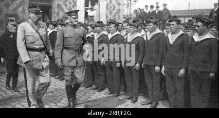 "L'Arrivee du General Pershing; Sur le quai de Boulogne: Accompagn&#xe9; du General Pelletier, amput&#xe9; du bras droit, Chef de la Mission militaire Francaise Attachee a l'armee americaine, le General Pershing passe en revue un Detachement de marins", 1917. Erster Weltkrieg: Die Ankunft von General Pershing (in Frankreich); am Kai von Boulogne berichtet General Pershing von einer Abteilung von Seeleuten, begleitet von General Pelletier, dem Leiter der französischen Militärmission, die der amerikanischen Armee angehört und den rechten Arm verlor. Aus L'Album de la Guerre 1914-1919, Band 2 [L'Illustration, Pari Stockfoto