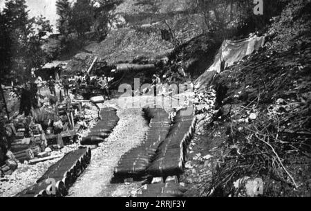 Victorieuse offensive Italienne; L'outillage du bombardement: un gros obusier en action sur la Rive droite de l'Isonzo, 1917. Erster Weltkrieg: Italienische Offensive; Bombardierung Ausrüstung: Eine große Haubitze in Aktion am rechten Ufer des Isonzo. Aus L’Album de la Guerre 1914-1919, Band 2 [L’Illustration, Paris, 1924]. Stockfoto