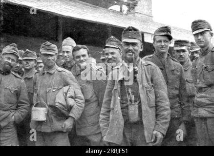 'Sur le Front Italien; Deux groupes parmi les 15.000 prisonniers Tomb&#xe9;s aux mains de nos allies, du 14 au 24 mai: A Gauche, Types slaves; a droite, Types autrichiens', 1917. Erster Weltkrieg: Die italienische Front; zwei Gruppen unter den 15.000 Gefangenen, die vom 14. Bis 24. Mai 1917 in die Hände unserer Verbündeten fielen: Links, Slawen; rechts, Österreicher. Aus L’Album de la Guerre 1914-1919, Band 2 [L’Illustration, Paris, 1924]. Stockfoto