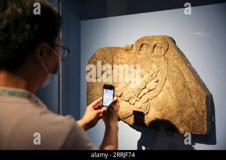 220721 -- SEOUL, 21. Juli 2022 -- Ein Besucher fotografiert eine Ausstellung in der Mesopotamian Gallery des National Museum of Korea in Seoul, Südkorea, 21. Juli 2022. Das Nationalmuseum von Korea hat kürzlich die Mesopotamische Galerie in seiner ständigen Ausstellungshalle eingerichtet und präsentiert eine Ausstellung des mesopotamischen kulturellen Erbes. Die Ausstellung findet vom 22. Juli 2022 bis zum 28. Januar 2024 statt. SÜDKOREA-SEOUL-NATIONAL MUSEUM-MESOPOTAMIA-AUSSTELLUNG WANGXYILIANG PUBLICATIONXNOTXINXCHN Stockfoto