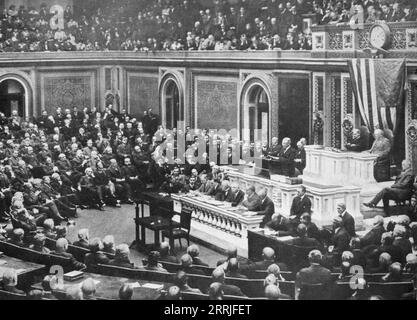 „L'Avant-Guerre aux Etats-Unis; Le 3 fevrier 1917, la s&#xe9;ance du Congres americain dans laquelle le President annonca la rupture des Relations diplomatiques avec l'Allemagne“, 1917. USA: Erster Weltkrieg - der Präsident kündigt dem Kongress den Abbruch der diplomatischen Beziehungen mit Deutschland an. Aus L’Album de la Guerre 1914-1919, Band 1 [L’Illustration, Paris, 1924]. Stockfoto