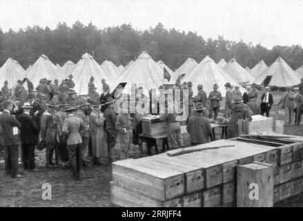 L'Avant-Guerre aux Etats-Unis; Le mouvement national aux Etats-Unis en 1915: Distribution d'objets d'equipement aux volontaires arrivant au Camp de Plattsburg, 1917. USA: Vorbereitungen für den Ersten Weltkrieg - Verteilung von Ausrüstung an Freiwillige im Lager Plattsburg. Aus L’Album de la Guerre 1914-1919, Band 1 [L’Illustration, Paris, 1924]. Stockfoto