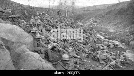 "La campagne d'hiver en Orient; Le lendemain 19: le 8 colonial, un quart d'heure avant l'attaque au cours de laquelle il emportera les lignes ennemies sur 1.500 metres de Front", 1917. Erster Weltkrieg: Winterfeldzug an der Ostfront - die 8. Kolonialzeit, eine Viertelstunde vor dem Angriff, in dem sie 1500 Meter vom Feind entfernt waren. Aus L’Album de la Guerre 1914-1919, Band 1 [L’Illustration, Paris, 1924]. Stockfoto