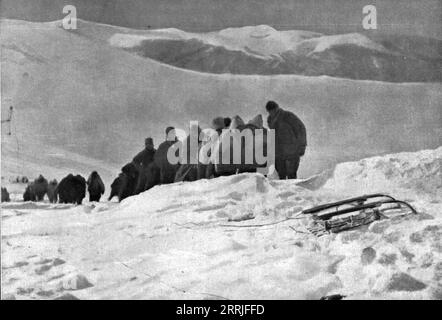 'La campagne d'hiver en Orient; La halage a bras d'un canon sur une Position italienne, A 2.300 metres', 1917. Erster Weltkrieg: Winterfeldzug an der Ostfront - eine Kanone zu Fuß zu einer italienischen Position auf über 2.300 Metern. Aus L’Album de la Guerre 1914-1919, Band 1 [L’Illustration, Paris, 1924]. Stockfoto