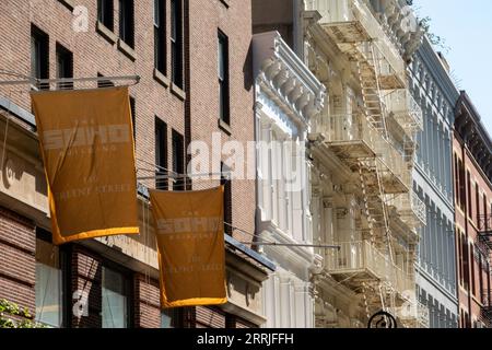 Soho ist ein historisches Viertel in New York City mit gusseiserner Architektur, USA 2023 Stockfoto