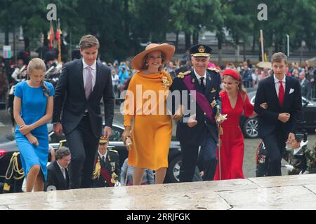 220721 -- BRÜSSEL, 21. Juli 2022 -- König Philippe 3. R, Königin Mathilde 3. L, Prinzessin Elisabeth 2. R, Prinz Gabriel 2. L, Prinz Emmanuel 1. R und Prinzessin Eleonore 1. L von Belgien nehmen an einer Veranstaltung zum Belgischen Nationalfeiertag am 21. Juli 2022 in Brüssel Teil. Belgien feierte seinen Nationalfeiertag am 21. Juli. BELGIEN-BRÜSSEL-NATIONALFEIERTAG ZhengxHuansong PUBLICATIONxNOTxINxCHN Stockfoto