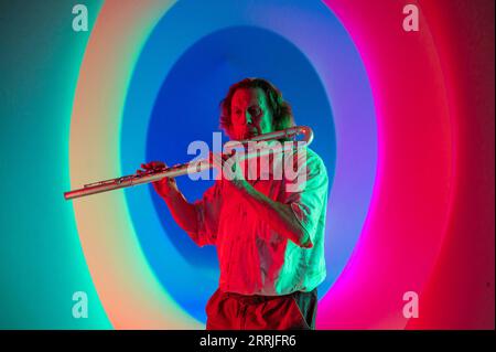 London, Großbritannien. September 2023. Simon Desorgher spielt seine Flöte - Eye Music Trust präsentiert sein Colourscape Festival auf Clapham Common in seinem neu gestalteten 70 Kammerfestival „Festival Two“ Colourscape. Das Festival der Musik und des Tanzes findet vom 09. Bis 17. September statt. Guy Bell/Alamy Live News Stockfoto