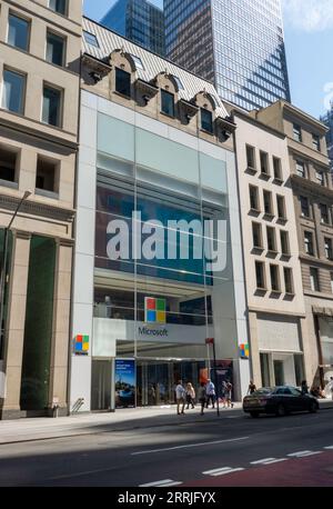 Microsoft Retail Storefront an der 677 Fifth Avenue ist ein beliebter Anlaufpunkt für die neueste Technologie, New York City, USA 2023 Stockfoto