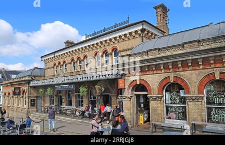 The Phoenix, ein öffentliches Haus im Südosten Londons, das im umgebauten Gebäude des Bahnhofs Denmark Hill untergebracht ist. Stockfoto