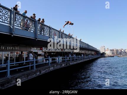 220723 -- ISTANBUL, 23. Juli 2022 -- Ein Taucher springt in die Bosporusstraße, um sich am 22. Juli 2022 in Istanbul, Turkiye, abzukühlen. Foto von /Xinhua TRKIYE-ISTANBUL-HITZEWELLE UnalxCam PUBLICATIONxNOTxINxCHN Stockfoto