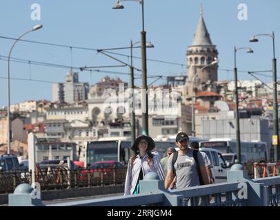 220723 -- ISTANBUL, 23. Juli 2022 -- Menschen tragen Hüte, um sich vor der Sonne in Istanbul, Turkiye, am 22. Juli 2022 zu schützen. Foto von /Xinhua TRKIYE-ISTANBUL-HITZEWELLE UnalxCam PUBLICATIONxNOTxINxCHN Stockfoto