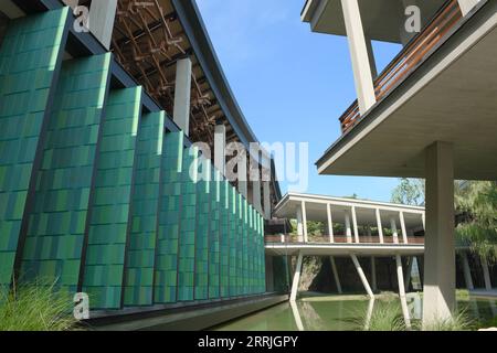 220723 -- PEKING, 23. Juli 2022 -- Foto aufgenommen am 23. Juli 2022 zeigt einen Blick auf die Hangzhou-Filiale des Nationalarchivs für Veröffentlichungen und Kultur in Hangzhou, der ostchinesischen Provinz Zhejiang. China weihte am Samstag das Nationalarchiv für Veröffentlichungen und Kultur ein, um bibliologische Ressourcen zu erhalten. Nach einem dreijährigen Bau umfasst das Projekt Archive in Peking und drei weitere Niederlassungen in Xi an, Hangzhou und Guangzhou. Sie wird nach ihrer Eröffnung für die Vererbung und Bewahrung nationaler bibliologischer Ressourcen verantwortlich sein. CHINA-NATIONALE ARCHIVE VON AMERIKA Stockfoto
