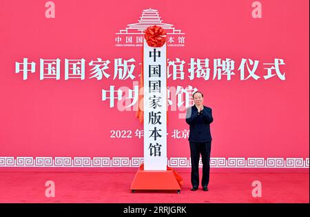 220723 -- PEKING, 23. Juli 2022 -- Huang Kunming, Mitglied des Politischen Büros des Zentralkomitees der Kommunistischen Partei Chinas und Leiter der Öffentlichkeitsabteilung des Zentralkomitees der Kommunistischen Partei Chinas, nimmt am 23. Juli 2022 an der Einweihungszeremonie des Nationalarchivs für Veröffentlichungen und Kultur in Peking, der Hauptstadt Chinas, Teil. CHINA-PEKING-HUANG KUNMING-NATIONALE ARCHIVE-EINWEIHUNGSZEREMONIE CN YUEXYUEWEI PUBLICATIONXNOTXINXCHN Stockfoto